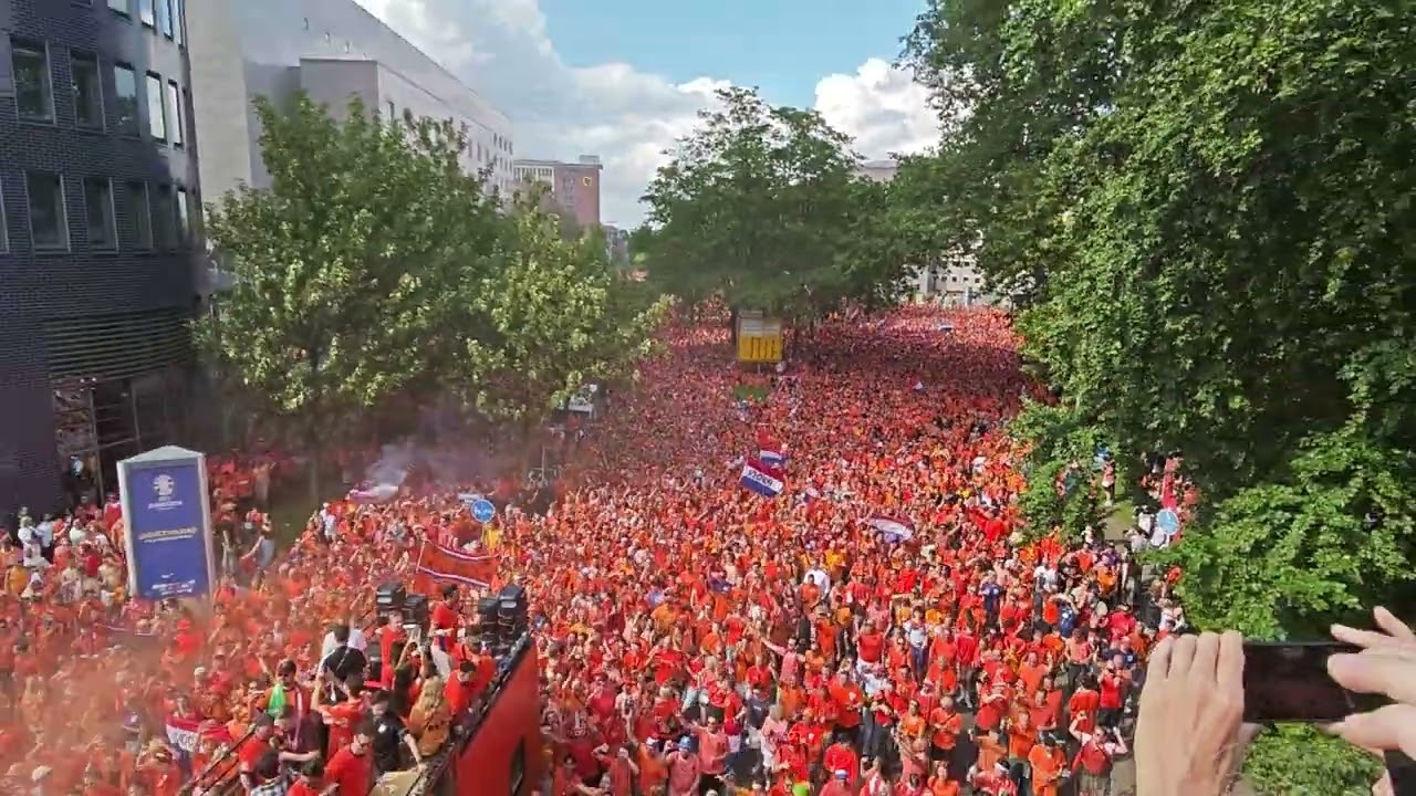 gigantischer Fanmarsch der Holl&auml;nder / Niederl&auml;nder bei der EM 2024 in Dortmund