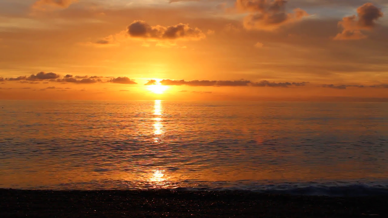 Sentire il rilassante suono delle onde del mare al tramonto
