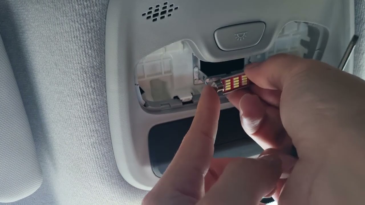 TRACKER TURBO LS CAMBIANDO LAS LUCES DEL INTERIOR POR UNAS LED