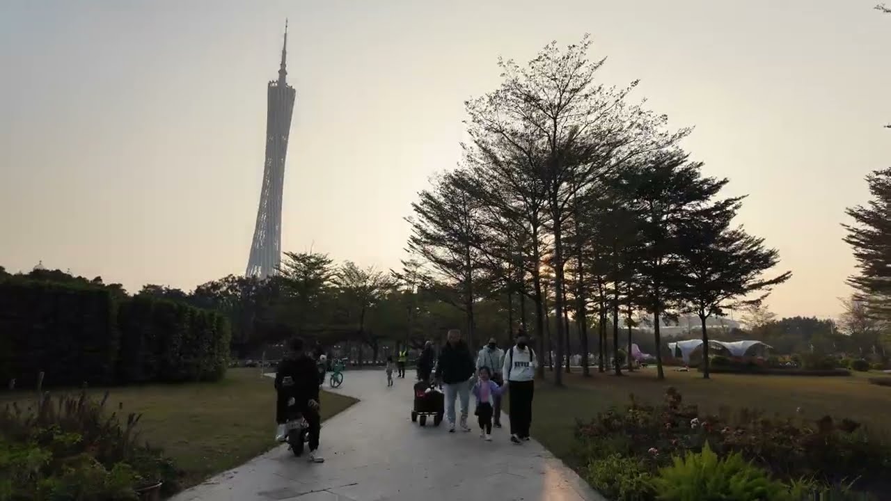 Cycling in the Most Chaotic City in China! How Crazy Is It?