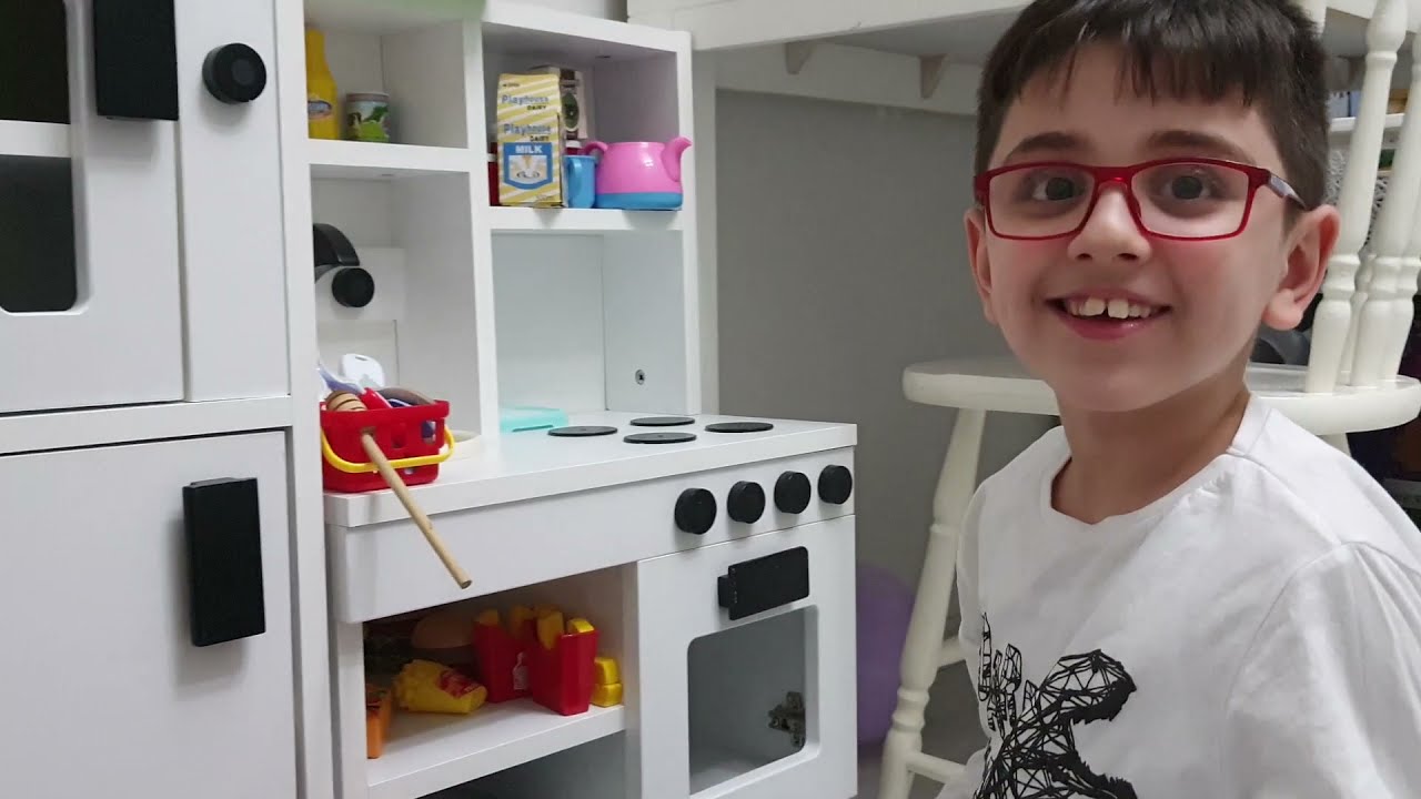 Efe masterchef oldu oyuncak mutfağında lezzetli yemekler yaptı.