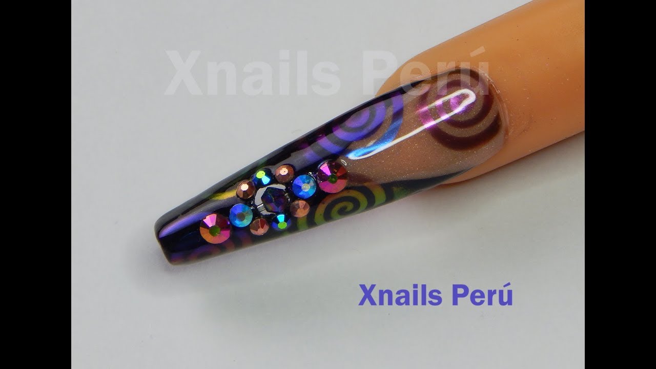 Uñas Acrílicas con Incrustación de pedrería y Espirales camaleónicos / Xnails Peru