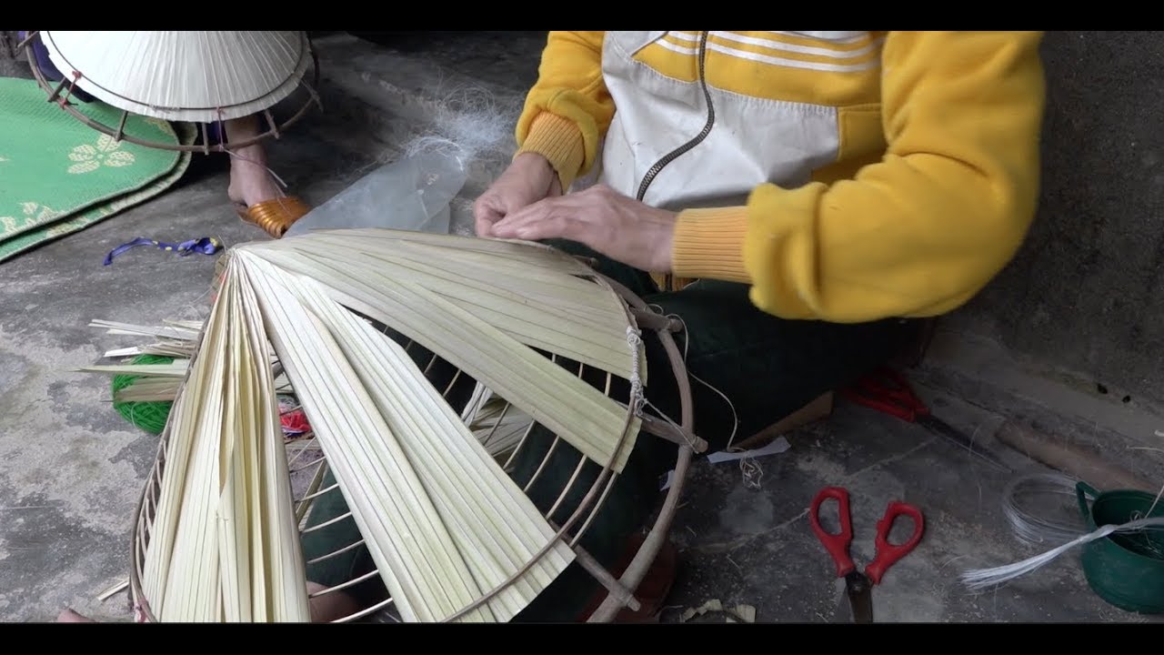How to make a traditional Vietnamese palm leaf hat
