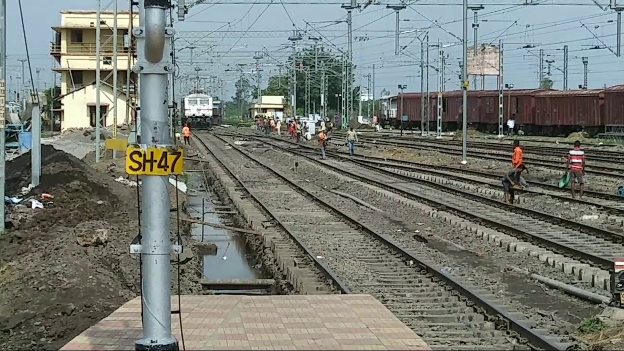 Locomotive Reversal at Daund Junction || AJNI WAP7 in action!!!