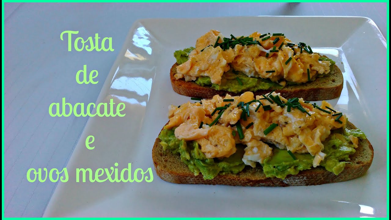 Tosta de abacate e ovos mexidos