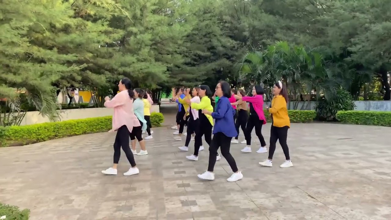 Ayam kaki kuning -Roy Saklil / Line Dance/ Demo HRD Maumere