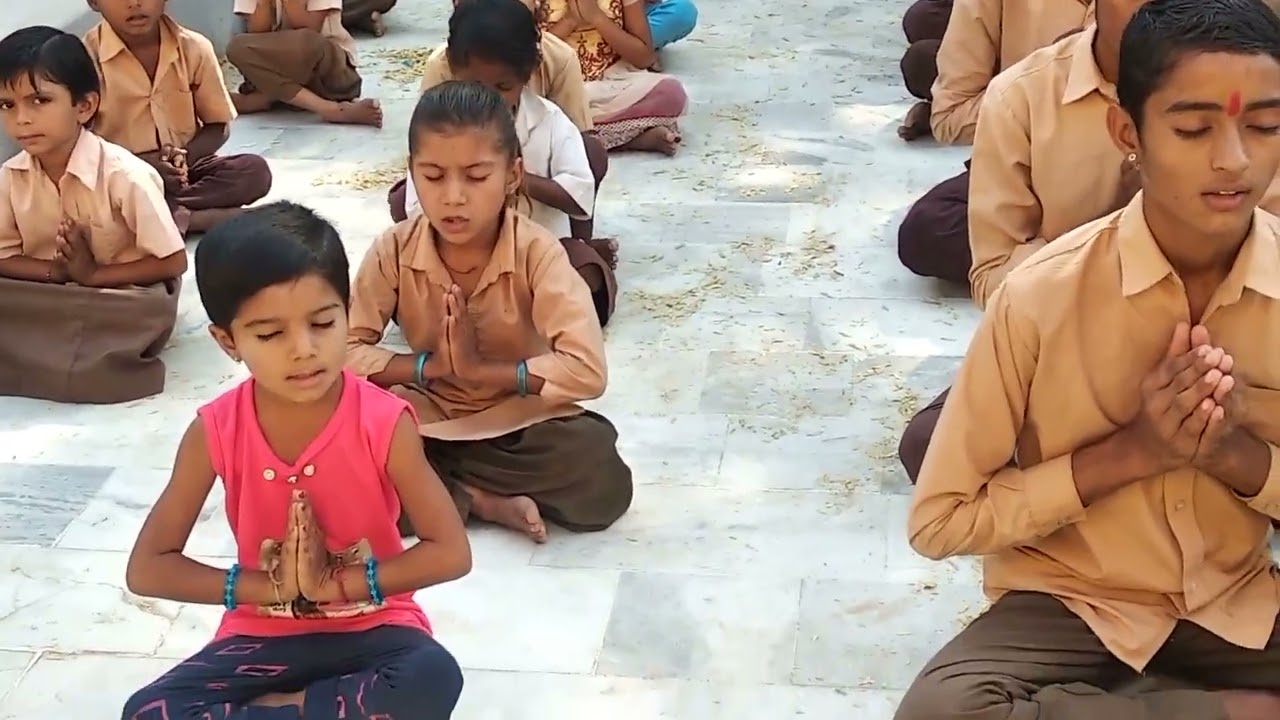 मिलता है सच्चा सुख केवल भगवान तुम्हारे चरणों में....विद्यालय प्रार्थना