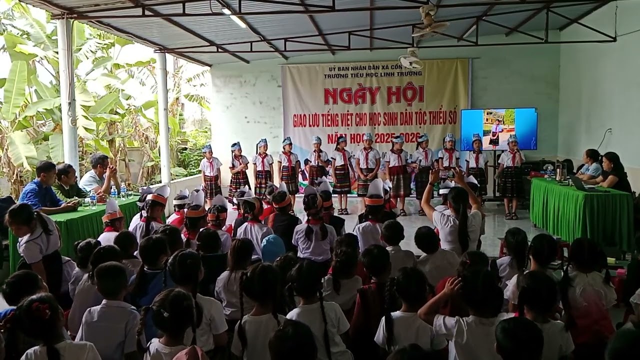 Phần thi màn chào hỏi nối tiếp Khe Me và Ba De Giao lưu Tiếng Việt các điểm trường năm học 2025-2026