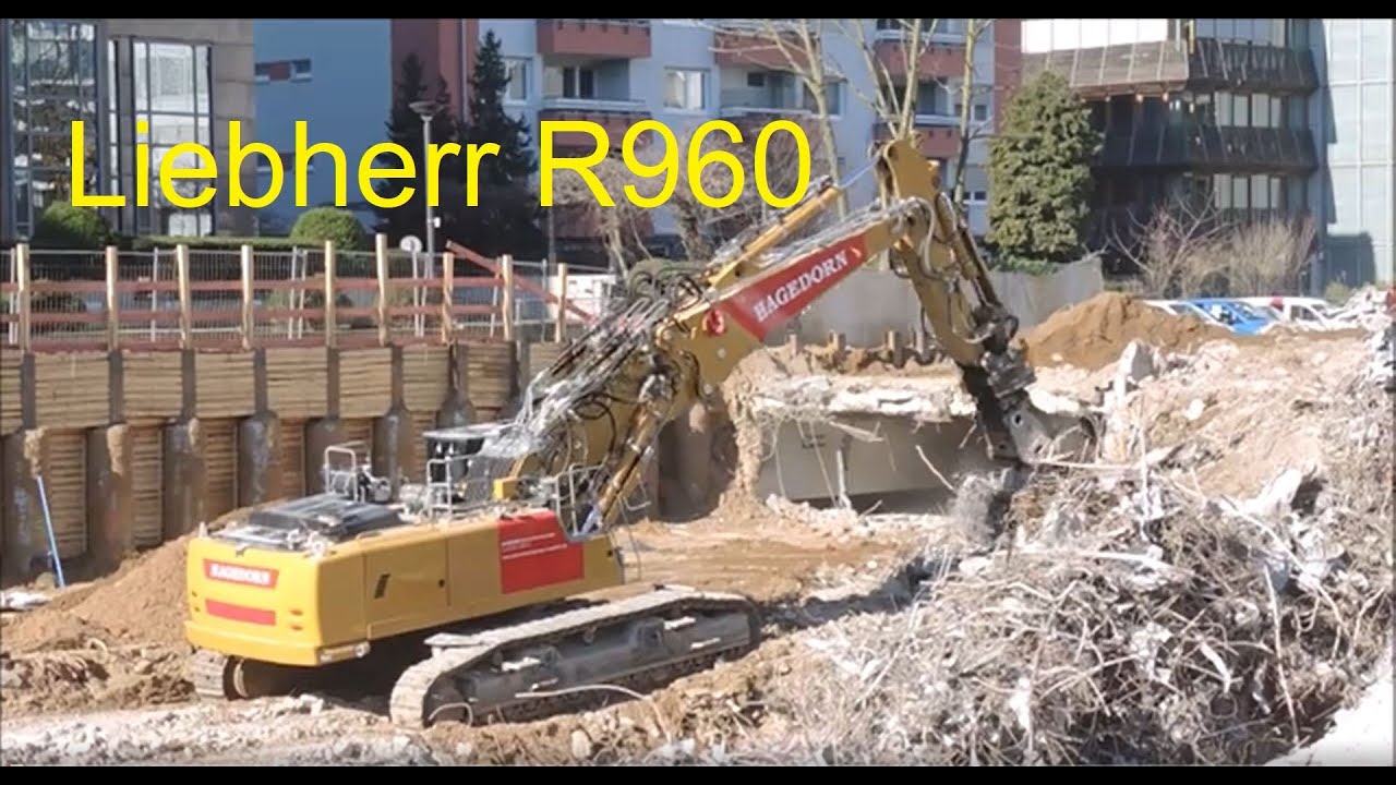 Excavator Liebherr R960 - short boom - demolition site