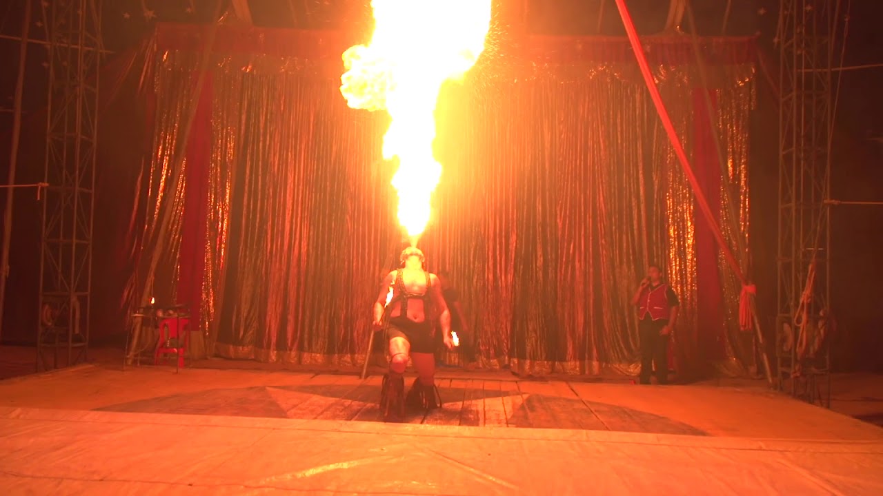 Adrian Torres, o engolidor/cuspidor de fogo do circo Kalahary