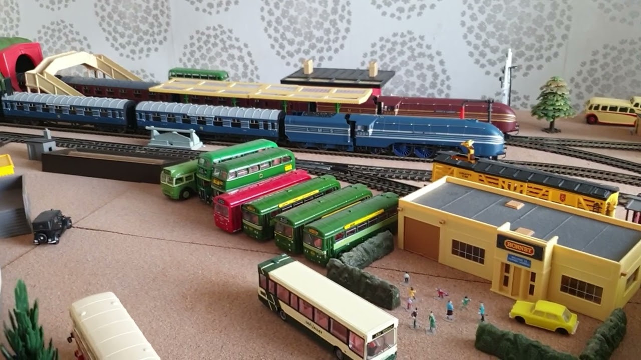 Streamlined locos. Triang R159 Diesel and Princess Coronations.