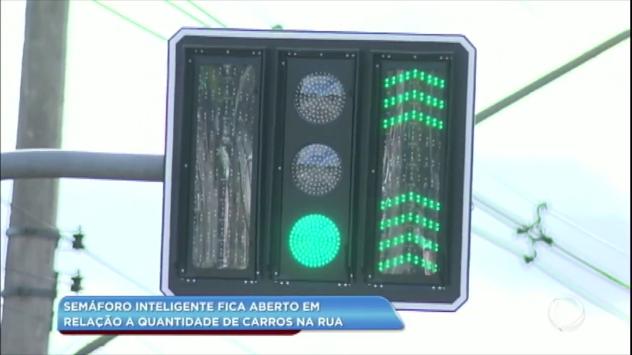Semáforo especial fica aberto em relação a quantidade de carros na rua