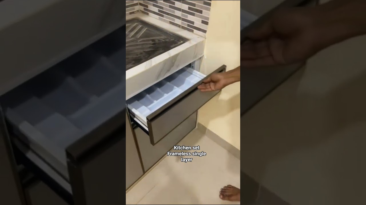 KITCHEN SET FRAMELESS ALUMINIUM, TYPE SINGLE LAYER , FINISHING PANEL ACP SILVER 