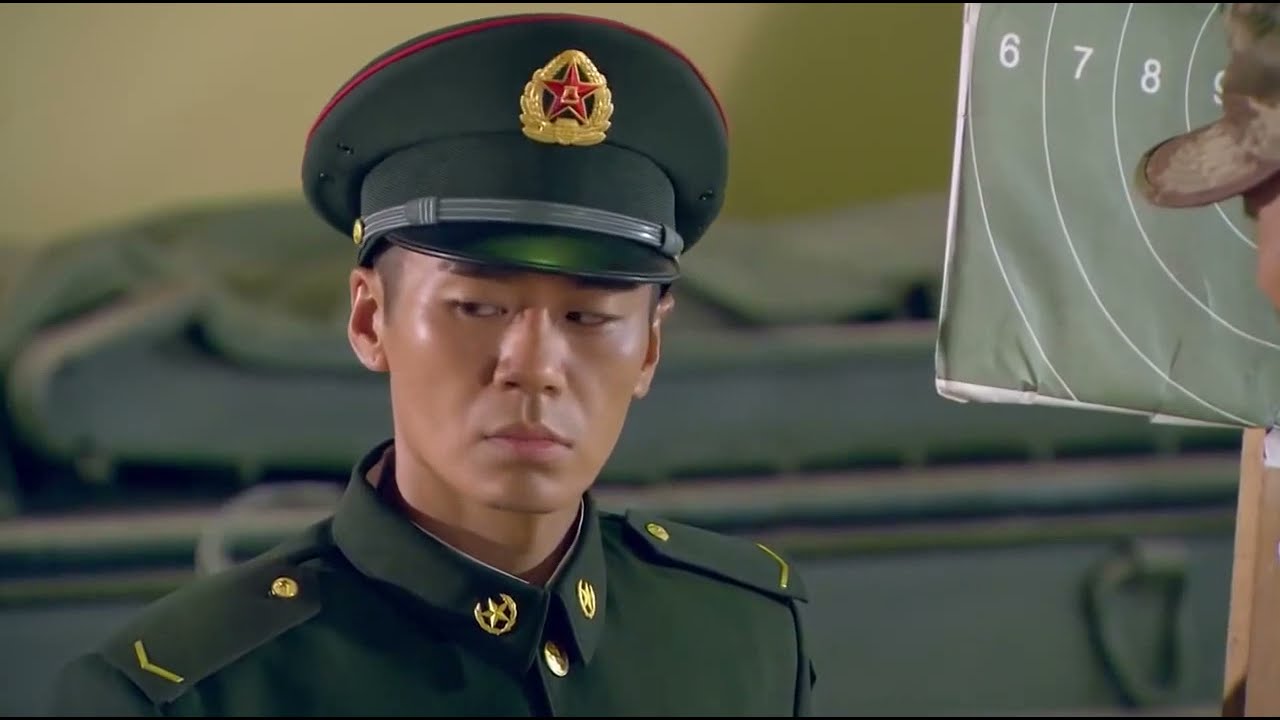 新兵的槍法太厲害了！兩顆子彈只留了一個口，團長都佩服他