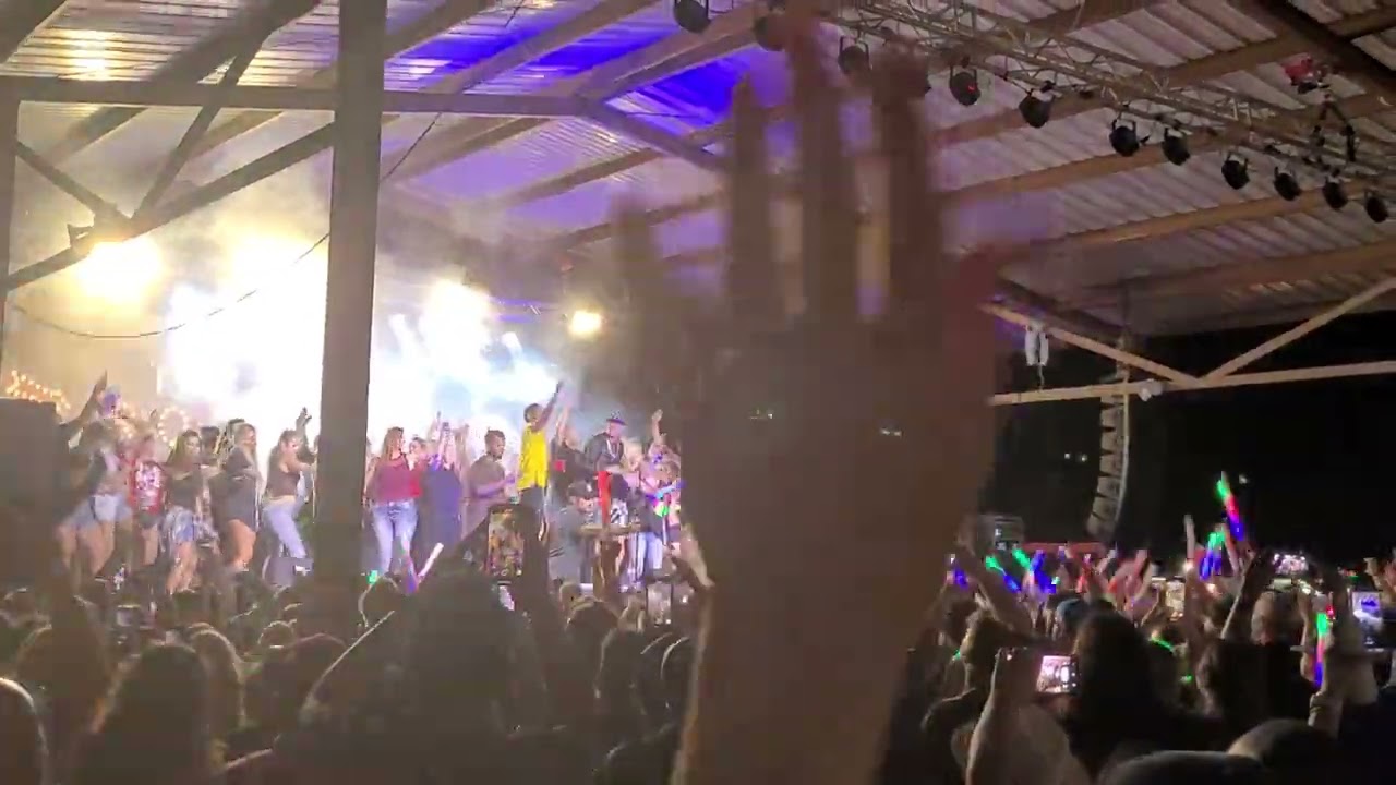 Vanilla Ice- Ice Ice Baby (Live)