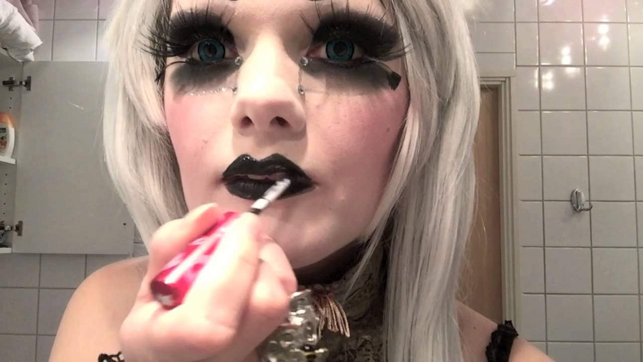 Victoria Lovelace - Goth Black Sparkling Lips Tutorial