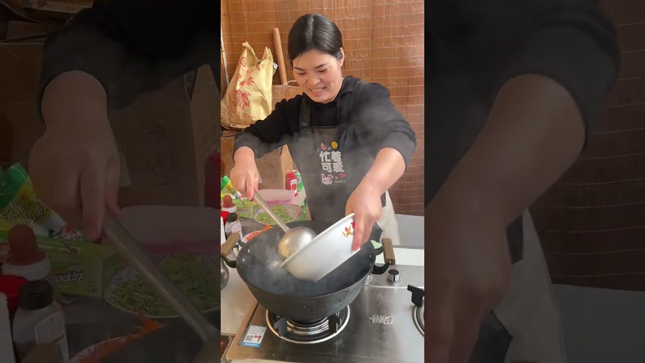 外甥想吃炸酱面了，今天做个手擀面，好久没吃了，都吃的挺香！#我的乡村生活 #农村柴火饭