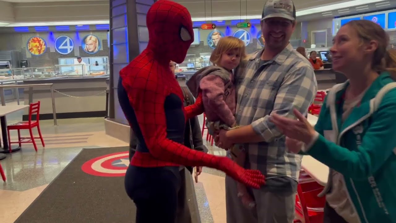 Ужин с Человеком-пауком и персонажами Marvel! Ужин с персонажами Universal Studios в Cafe 4.