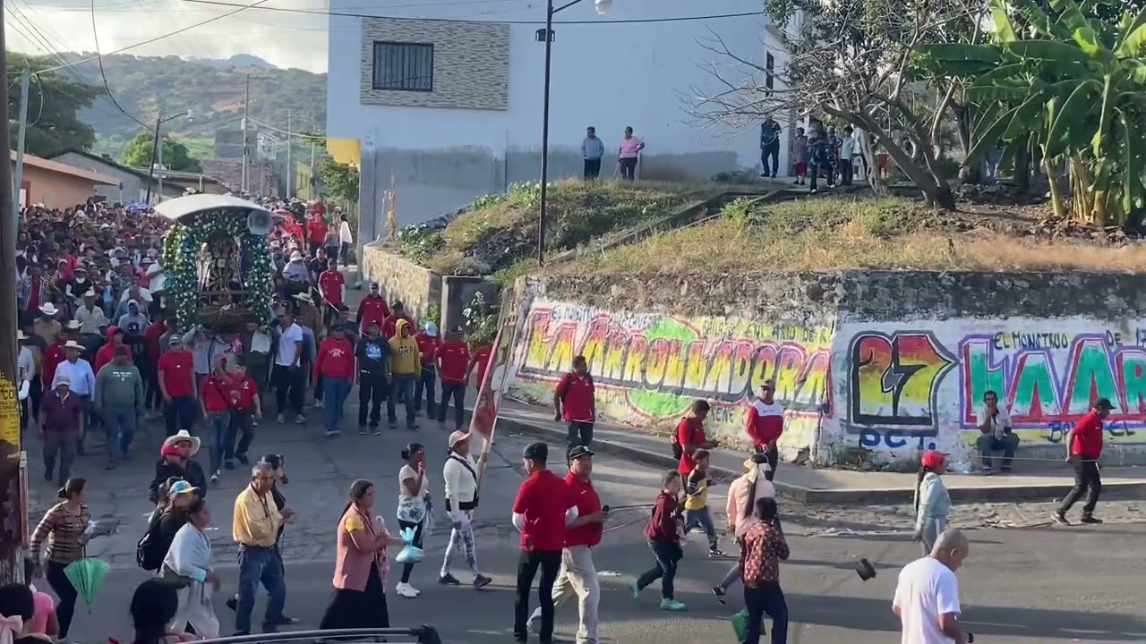 Peregrinación anual 2024 de Los Hacheros entrando a Puruaran con la imagen del Sr. del huerto.