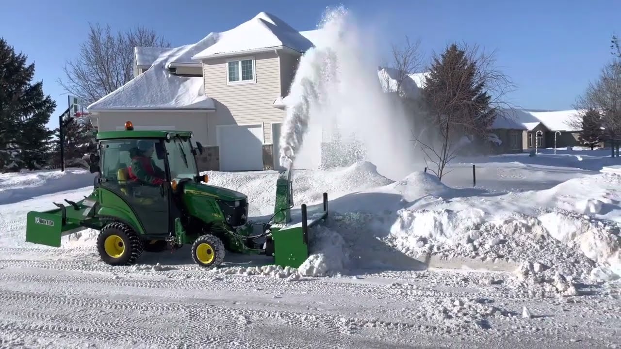John Deere 1025R Snow-blowing Big Plow Bank