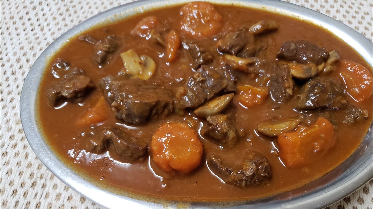 Cubos de carne, com molho de cogumelos e vinho tinto.