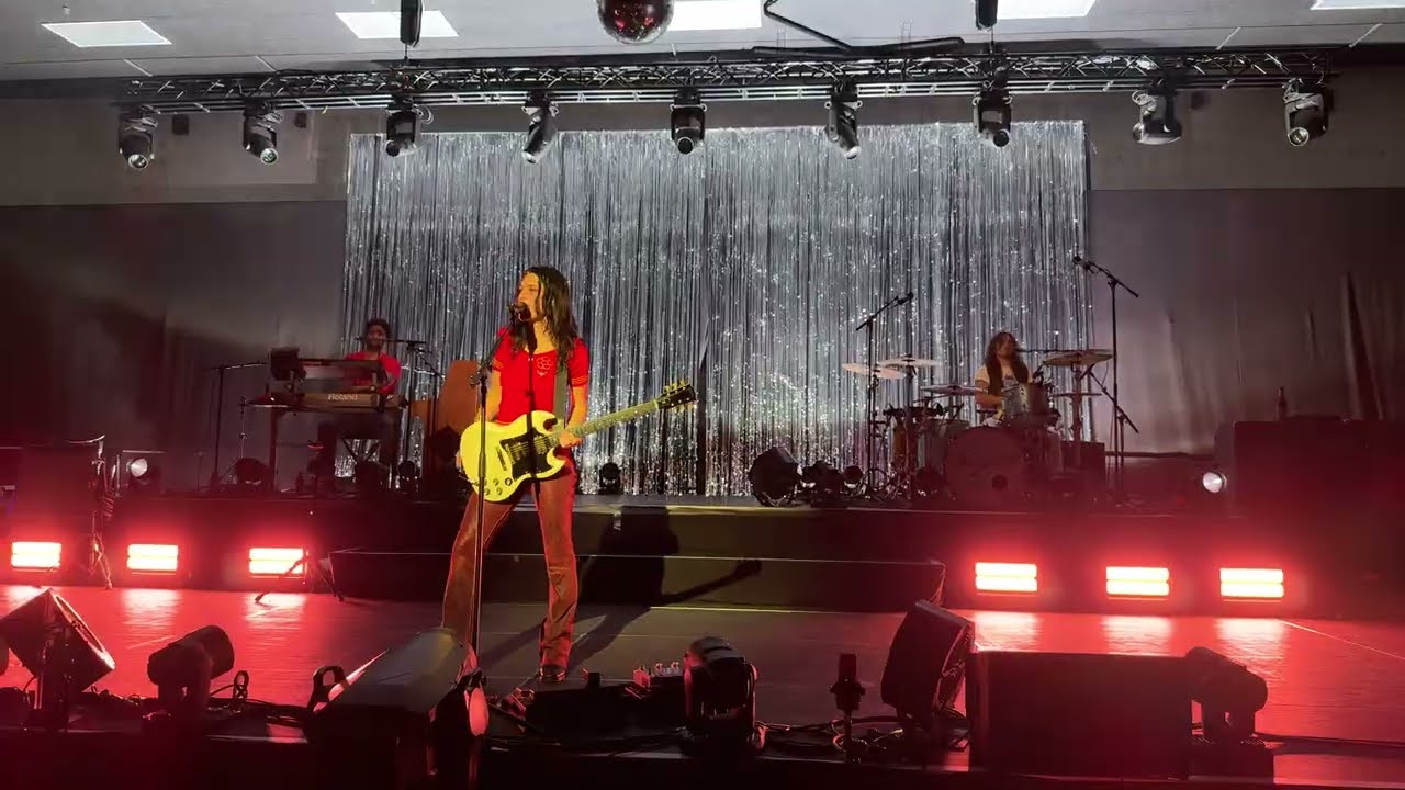 Wolf Alice - „Giant Peach“ live at the Bunker (Georg Elser Halle) in Hamburg (07/11/2025) #WolfAlice