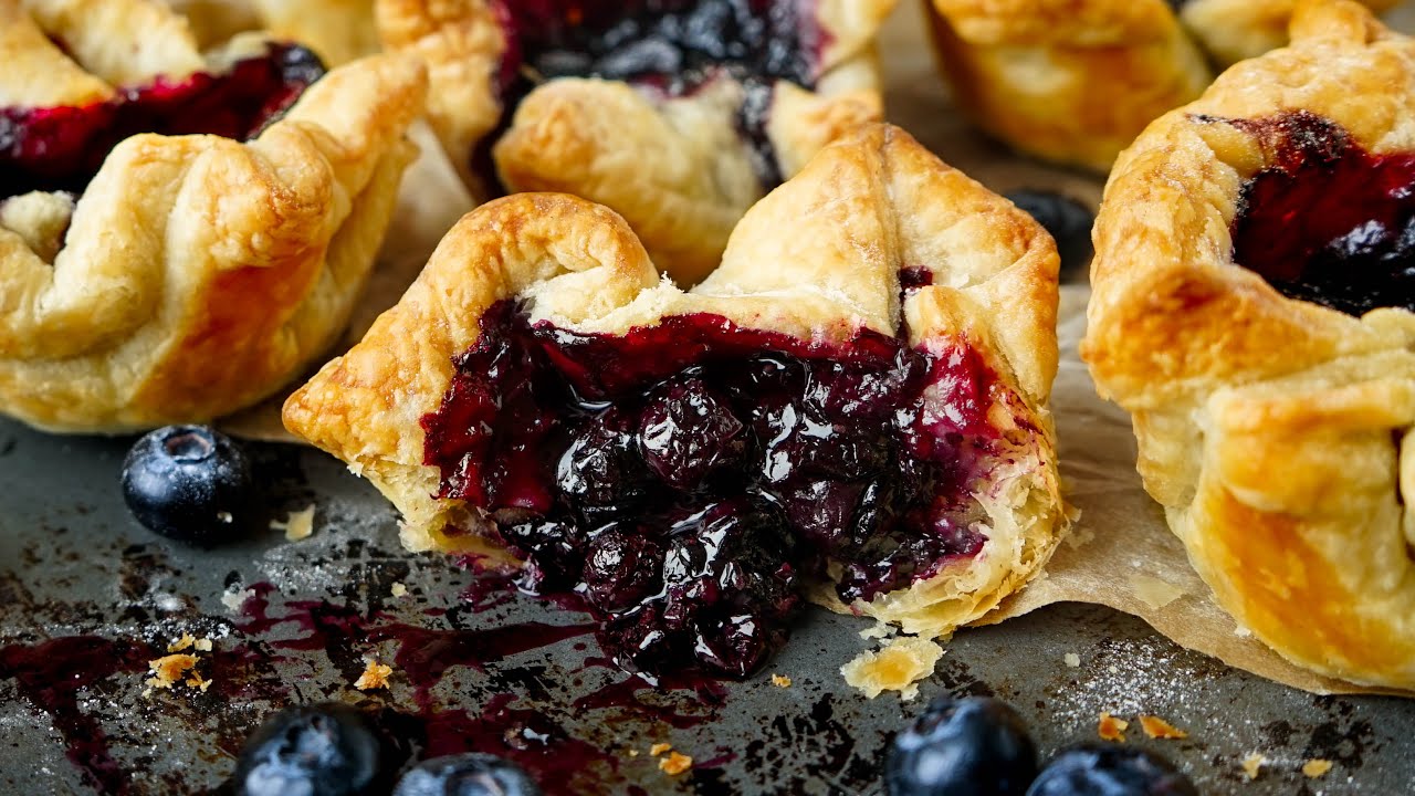 Easy BLUEBERRY TARTS with puff pastry!