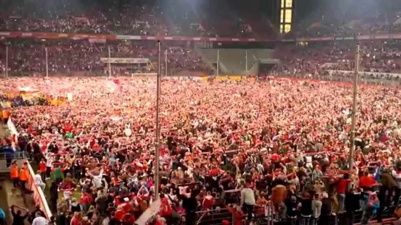 Kölner Fans singen Hymne nach Platzsturm (Aufstieg 2014)
