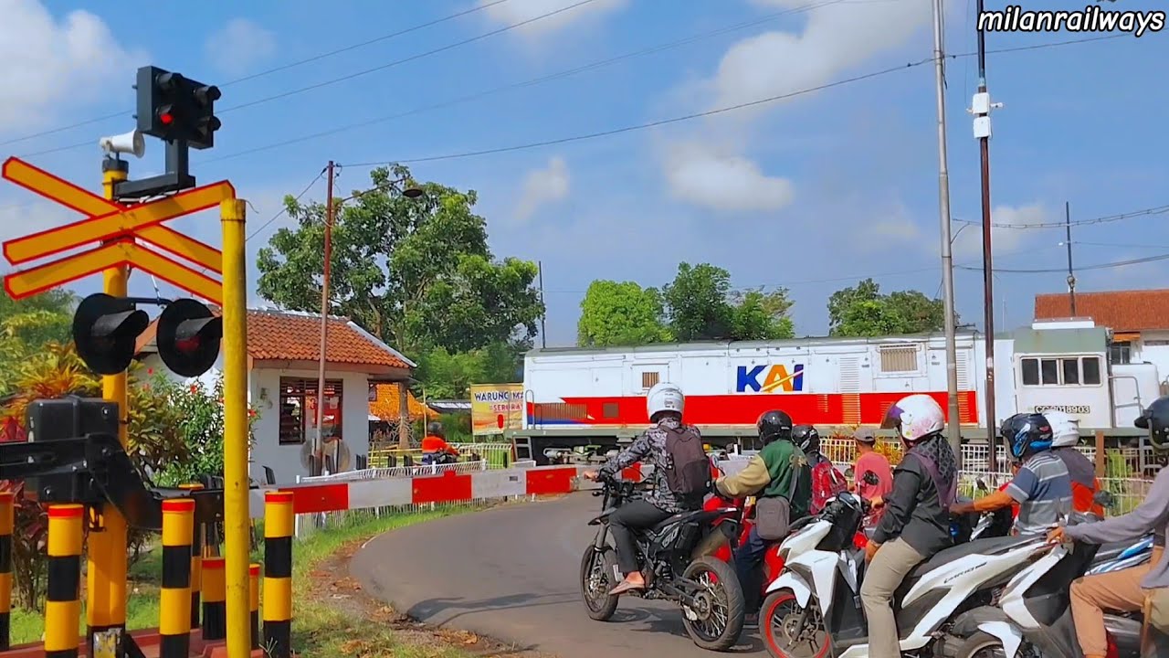 Palang Pintu Perlintasan Kereta Api | Railway Crossing | April2026 | Ka Sruntulan Lokomotif