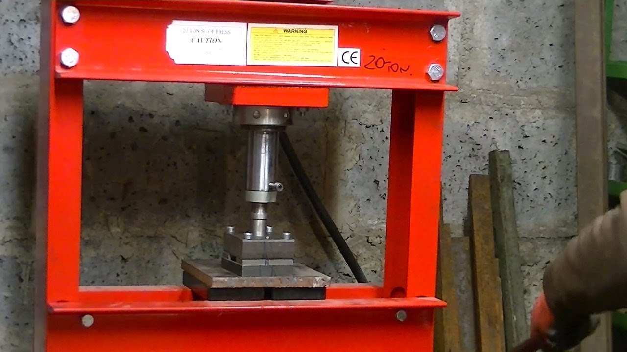 Strzał na prasie hydraulicznej, blacha fi 25 mm o grubości 0,5mm , 2mm , 3mm i 4mm