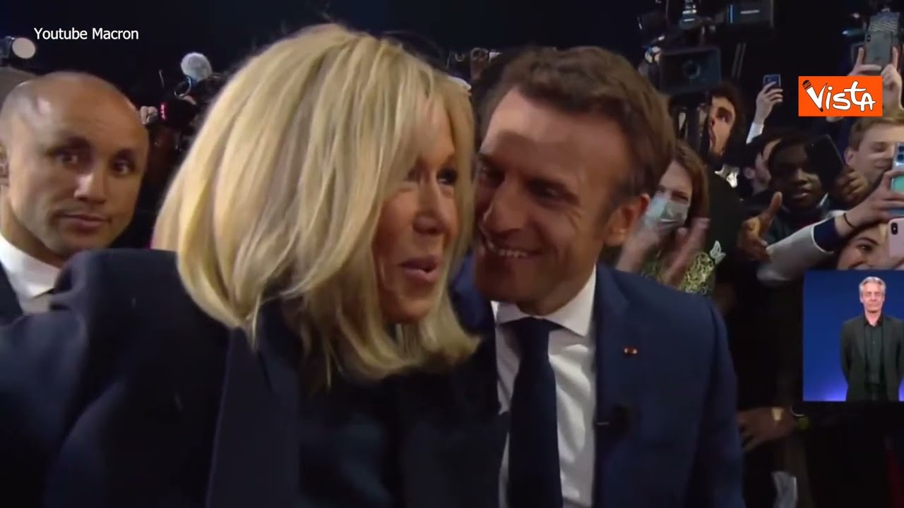 Macron bacia e abbraccia la moglie Brigitte dopo i risultati del primo turno delle Presidenziali