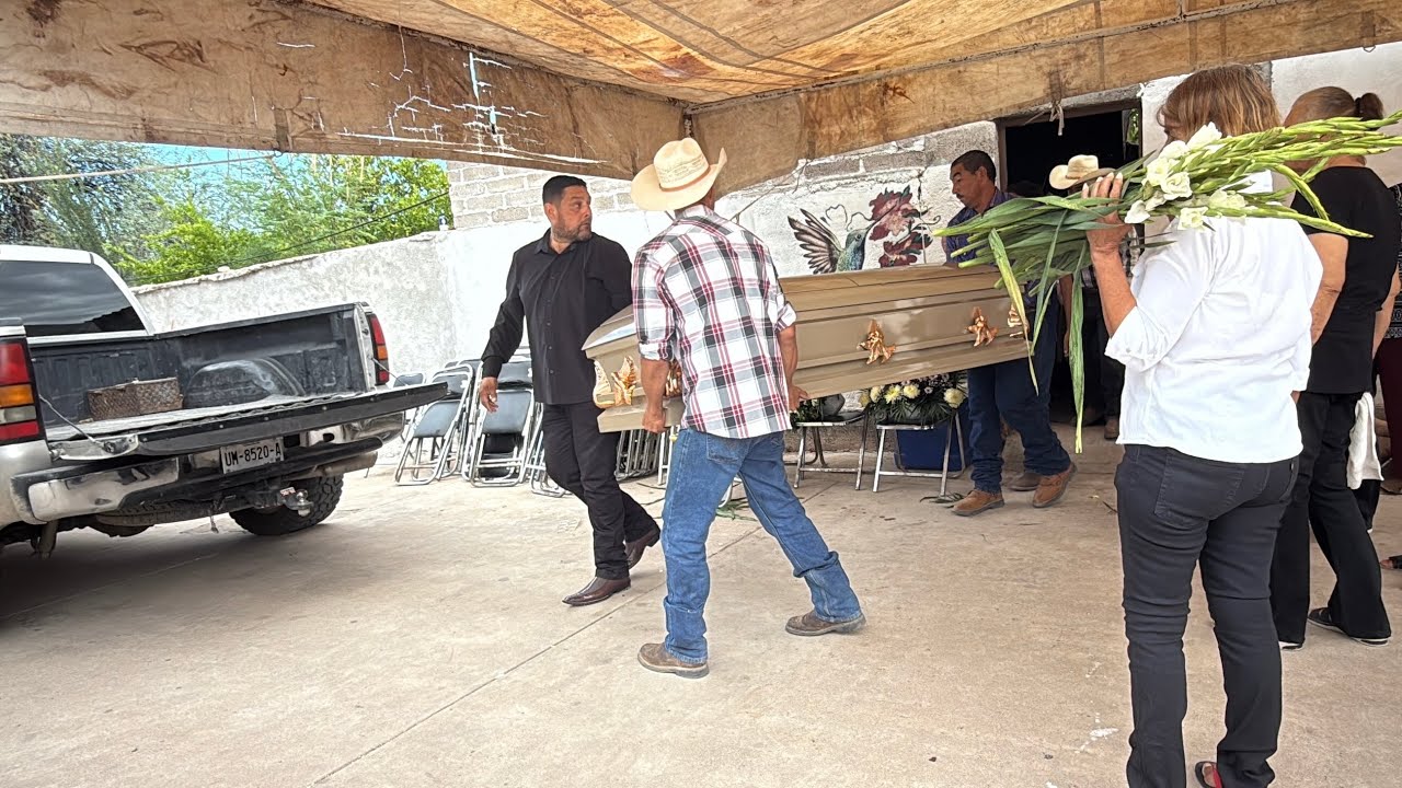 Funeral de doña Ramona en San Pedro de la Cueva: salida de su casa hasta llegar a la iglesia a Misa