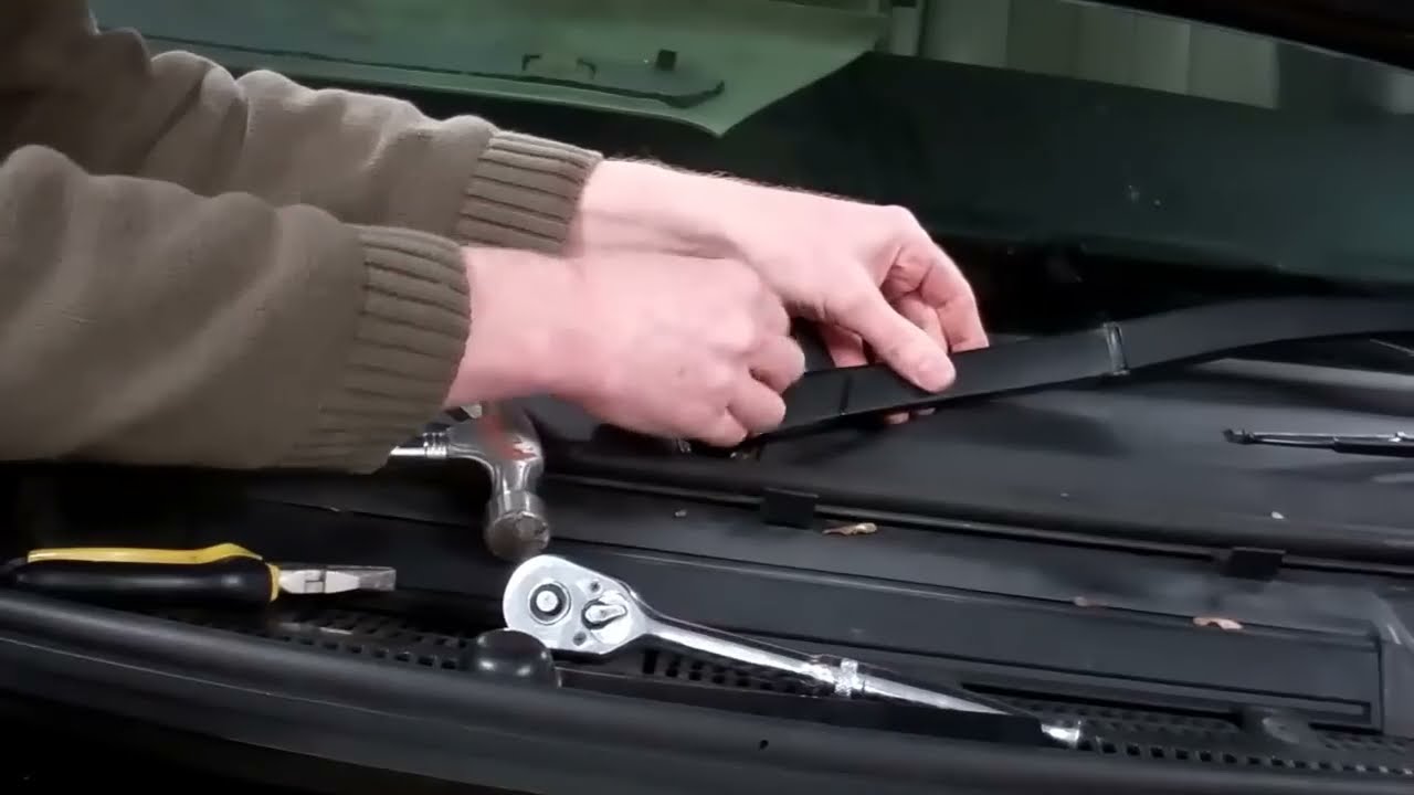 How to remove the Range Rover L322 front windscreen cowl lower trim plastic panel
