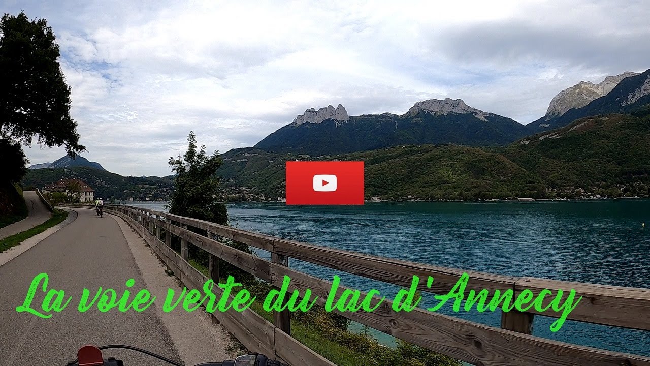 La voie verte est une magnifique piste cyclable autour du Lac d'Annecy qui mesure 37 km environ.