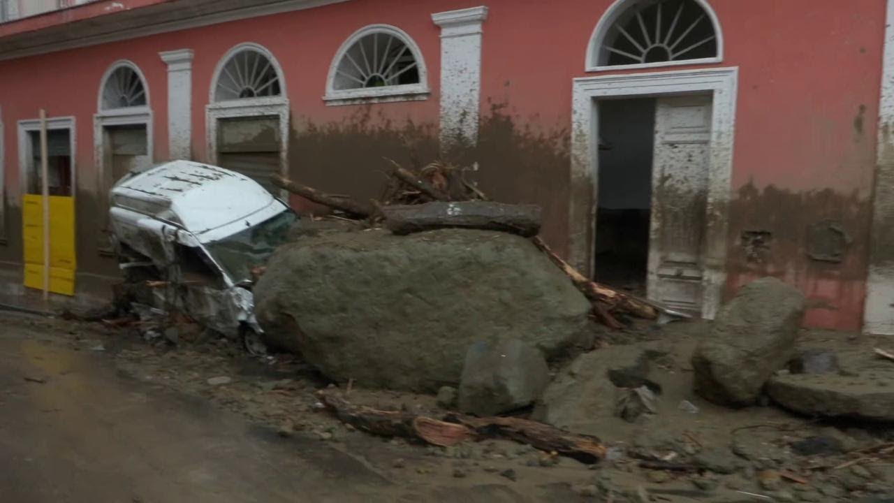 Massi giganti trascinati su Ischia dalla frana