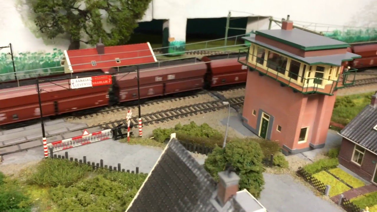 Oud Hollands NS materieel op H0 modelbaan op RAIL 2016