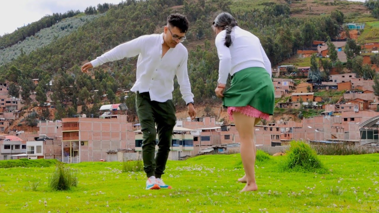 Bailando el Mix mambo de Machaguay