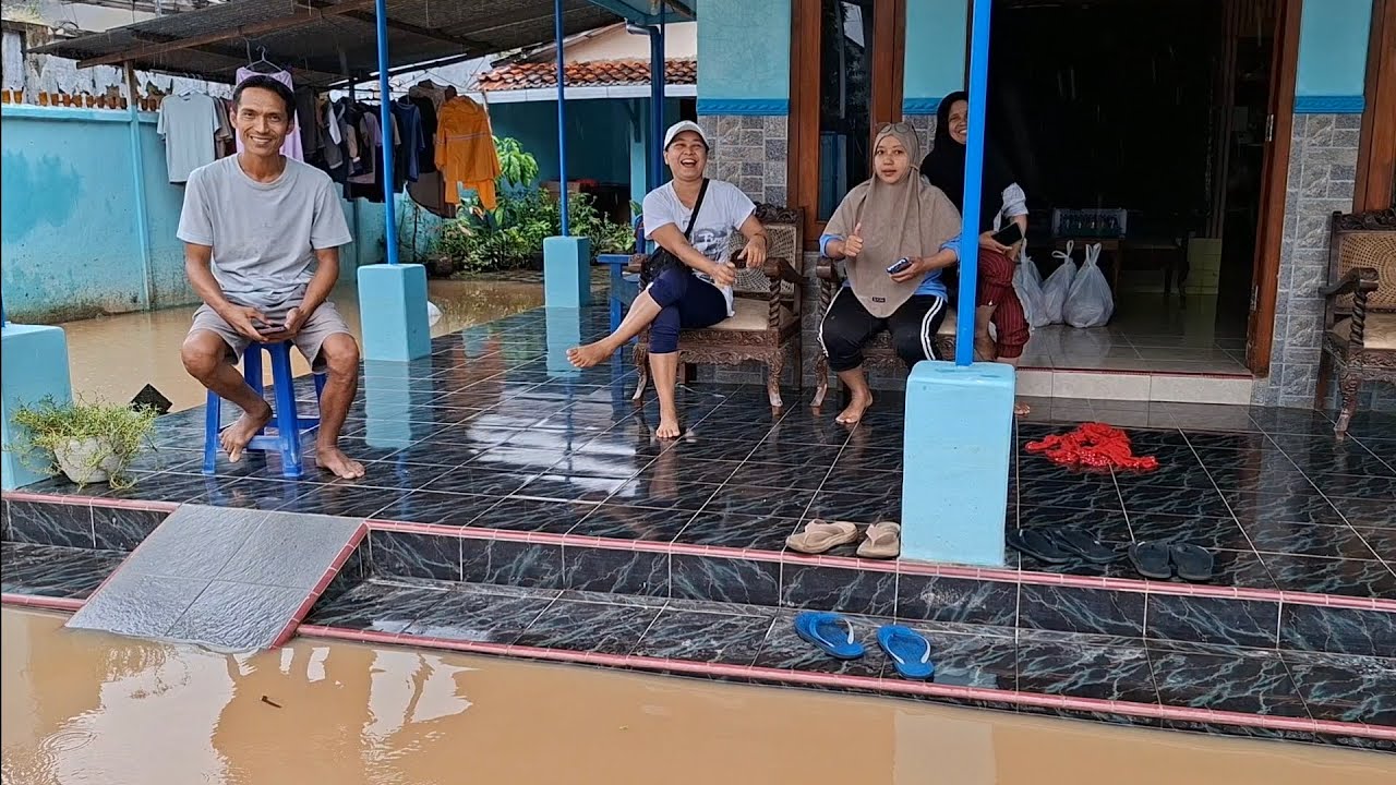 KONDISI WARGA WIDOROKANDANG PATI YANG TERENDAM BANJIR 3 HARI TANPA BANTUAN DARI PEMERINTAH