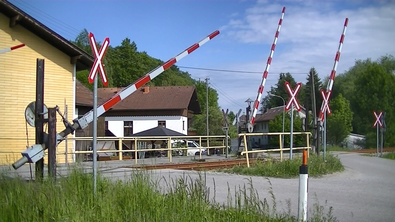 Spoorwegovergang Attnang-Puchheim (A) // Railroad crossing // Bahnübergang
