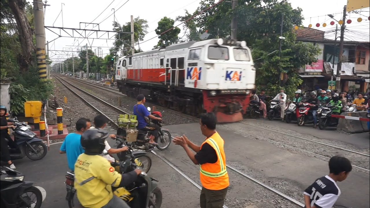 🔴NGERI! Aksi Heroik Penjaga Perlintasan Amankan Motor yang Nyelonong! diperlintasan kereta api
