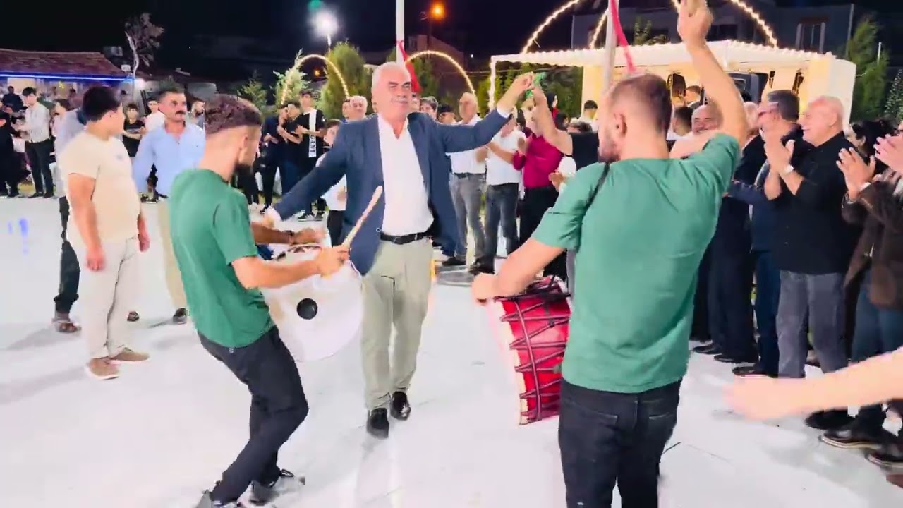 Kumlu belediye başkanı İbrahim pa&ccedil; halay başında
