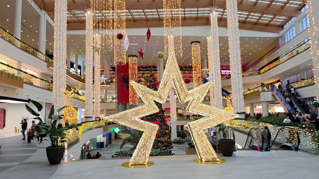 Kosova'nın başkenti Priştine'de Arnavutluk Bayrak g&uuml;n&uuml;nde AVM nin i&ccedil;ini geziyoruz. Prishtina Mall