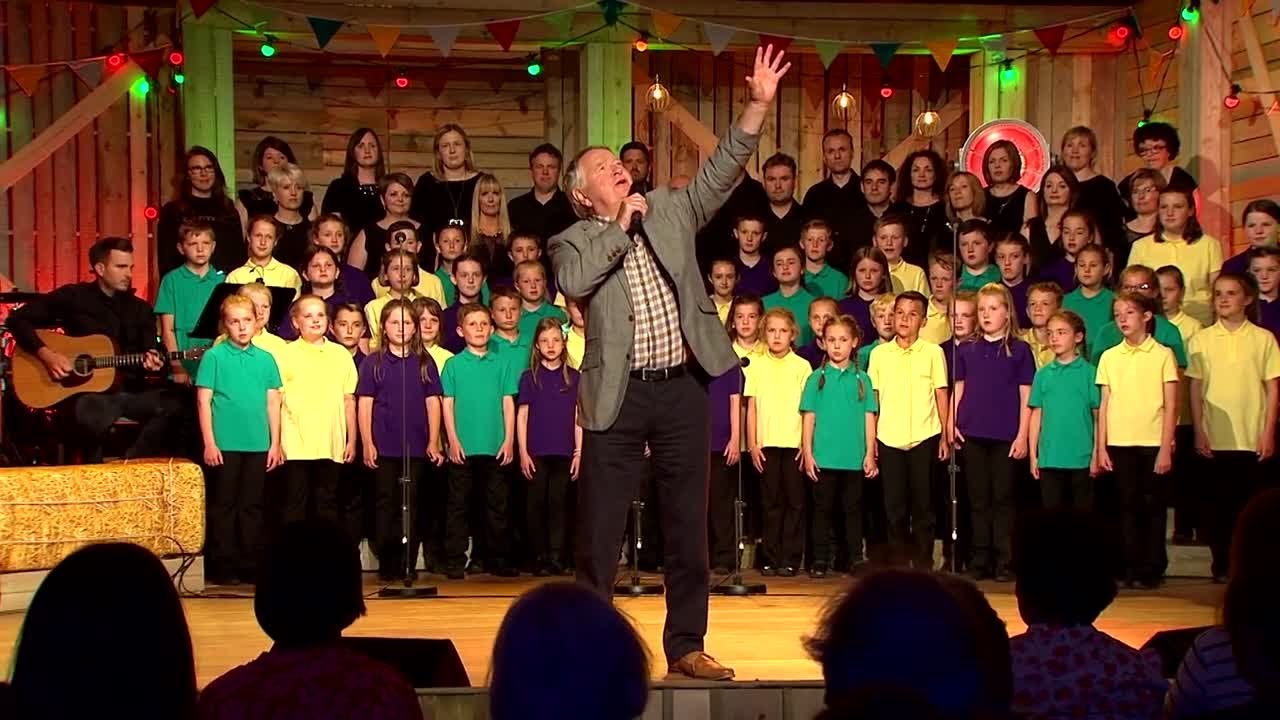 Dafydd Iwan a'r Holl Artistiaid | Cerddwn Ymlaen / Yma o Hyd