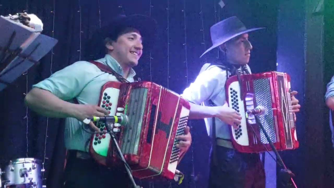CRISTIAN HUENELAF Y SU CONJUNTO 4 CHAMAME