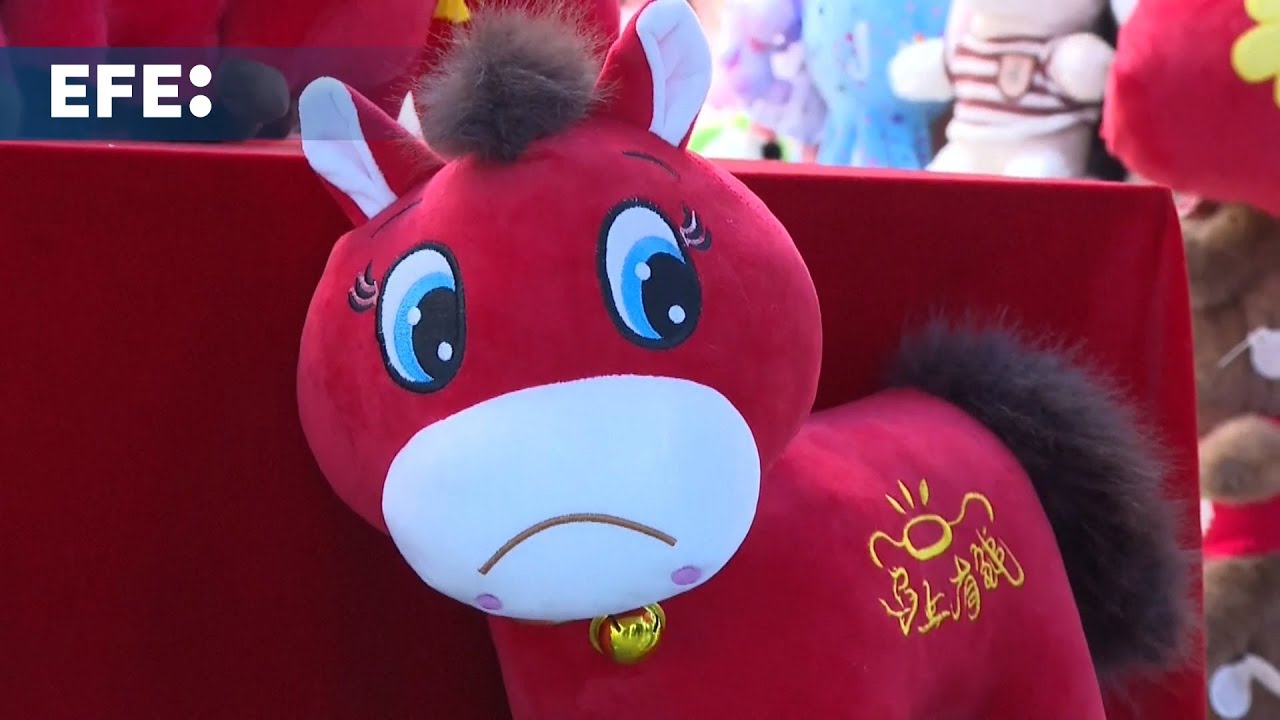 El caballo 'llorón' eclipsa a su versión festiva antes del Año del Caballo en China