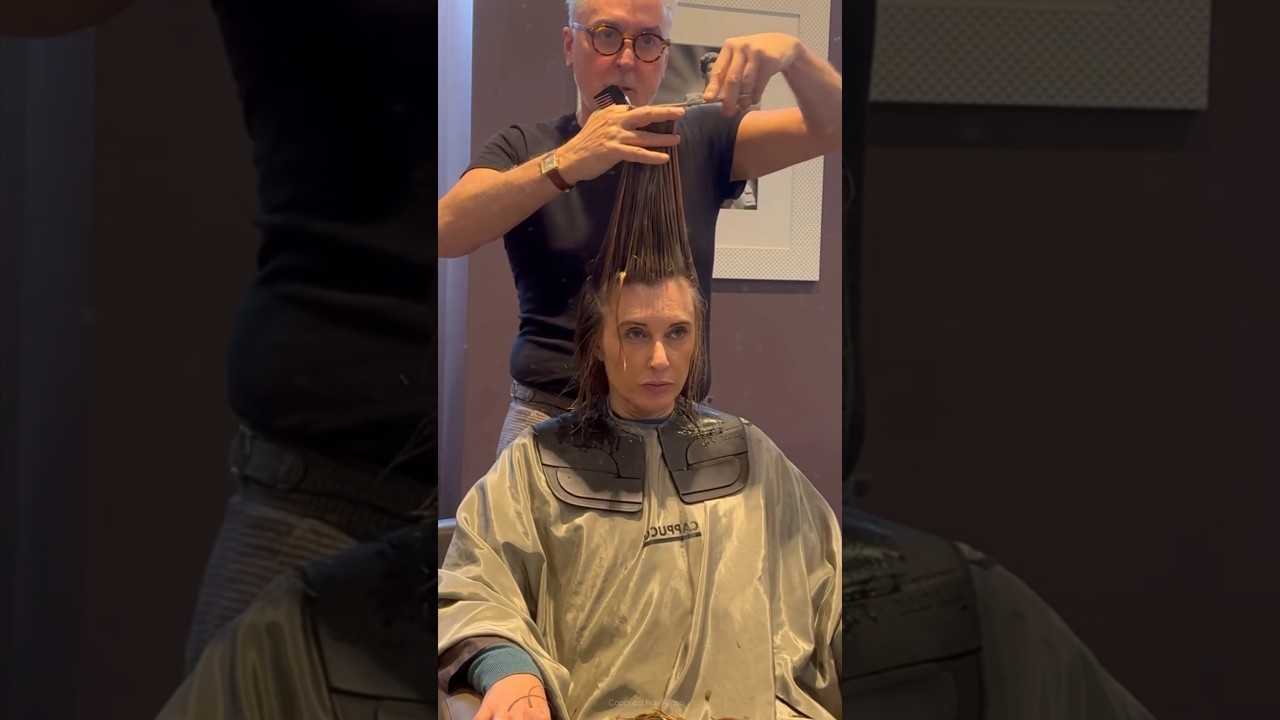 Un taglio scalato per donare volume da asciugare totalmente al naturale con shatush effetto vela ❤️