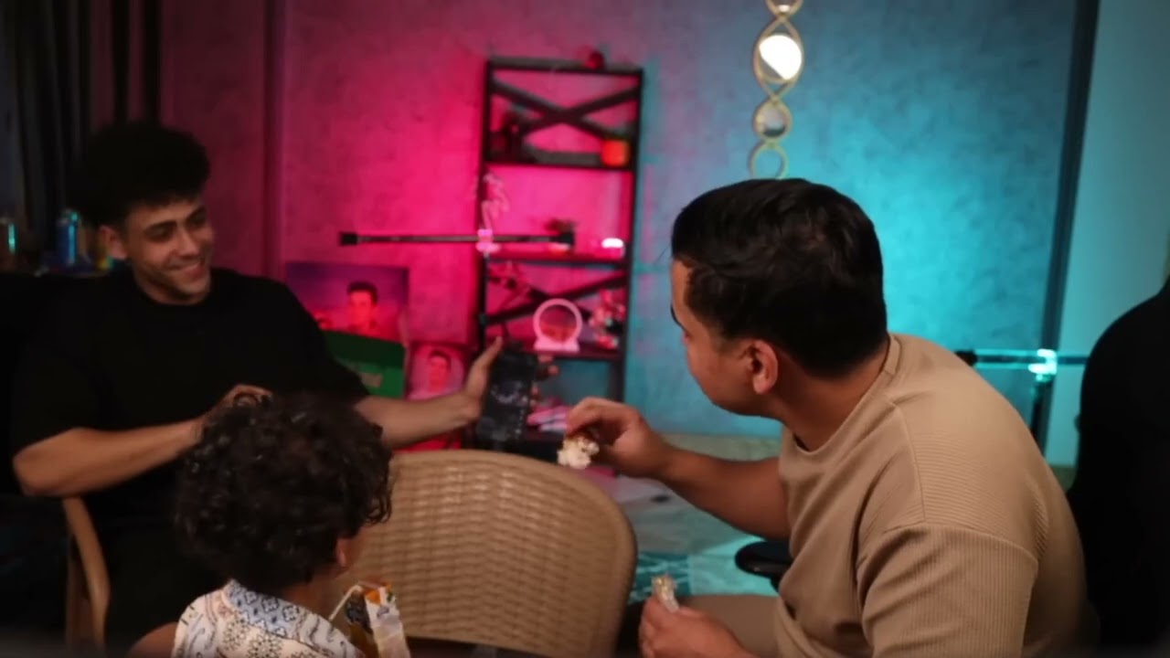 عمرو وجبة كفتة و مياة سلطة مع اخواتو