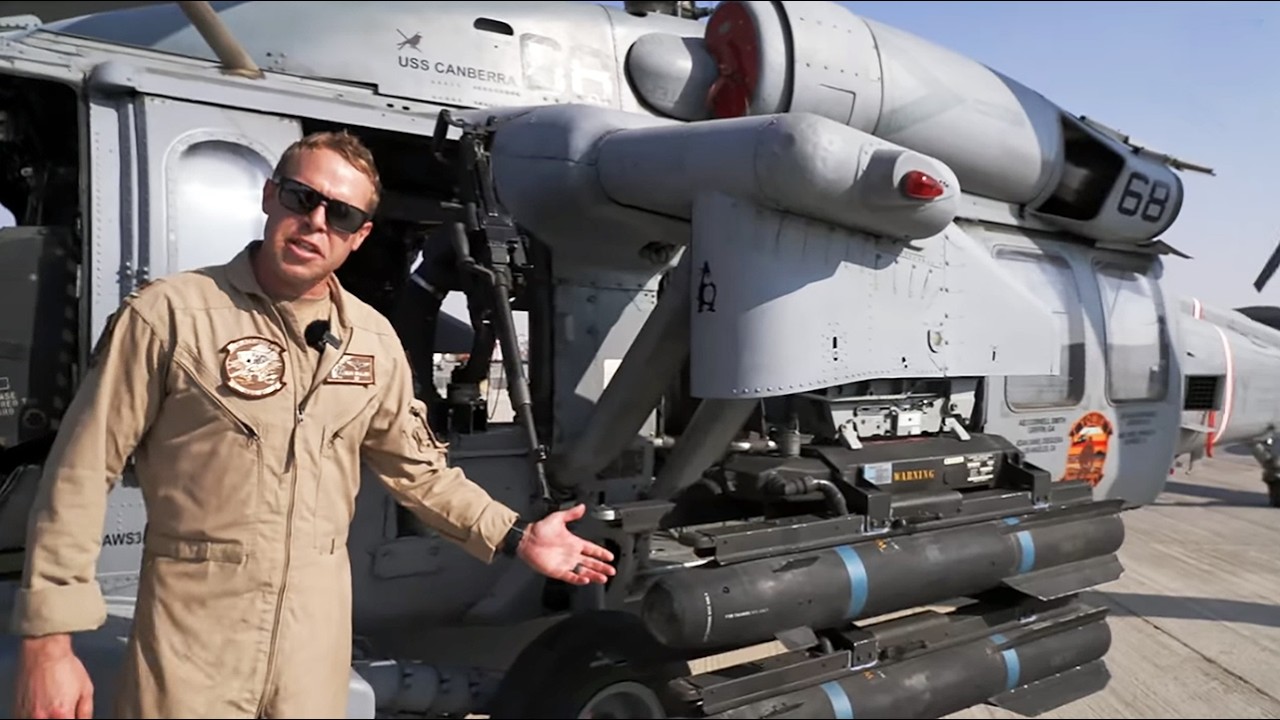 Пилот вертолета MH-60S ВМС США рассказывает о выполнении многоцелевых задач во время тура на борт...