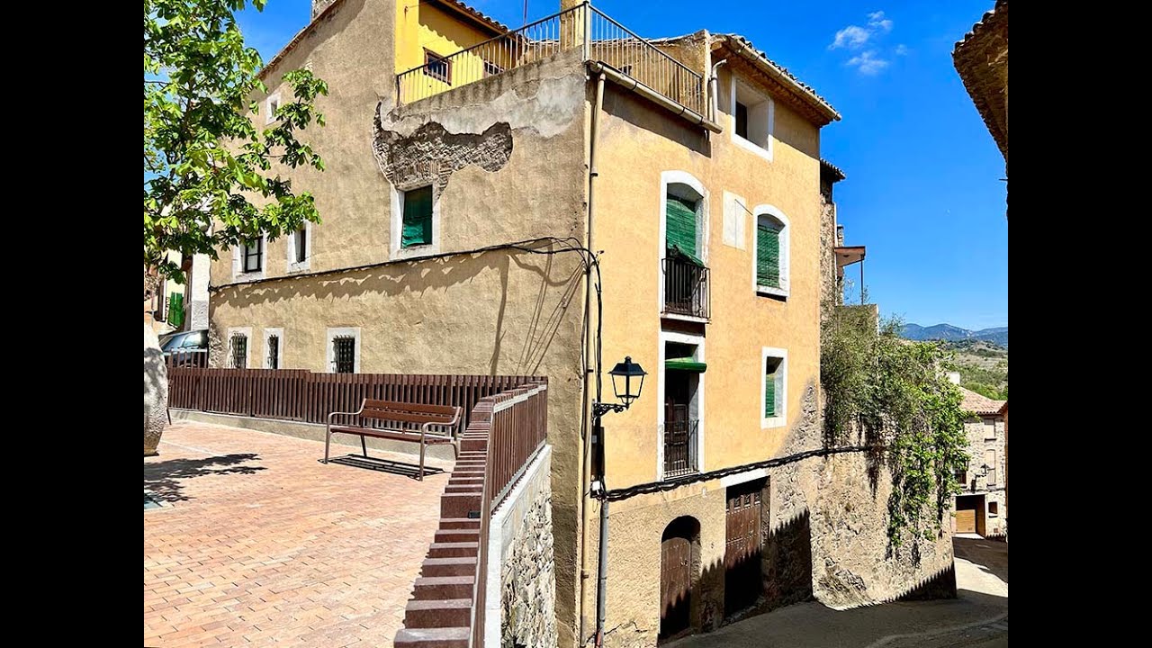 Charming townhouse with a ruin attached, for sale in the heart of Priorat! 160.000€