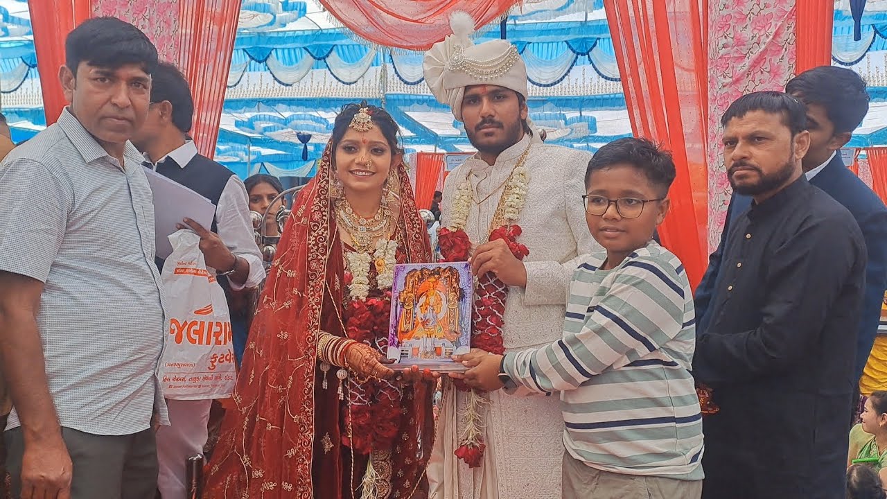 Nav dampati yuglo ko vishu ne mataji ki chhabi dekar badhai di.... 🙏🏼🕉️